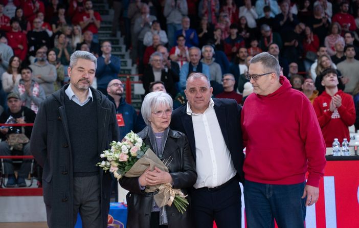 La signora Egidia assieme a Max Ferraiuolo e ai due figli (foto Fabio Averna) La signora Egidia assieme a Max Ferraiuolo e ai due figli (foto Fabio Averna)