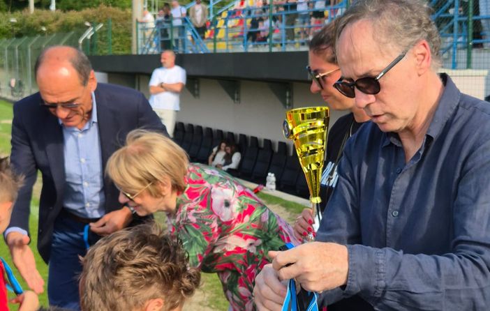 Franco Baresi e Walter De Vecchi premiano i piccoli calciatori protagonisti della prima giornata del Memorial Aldo Bet al Chinetti di Solbiate