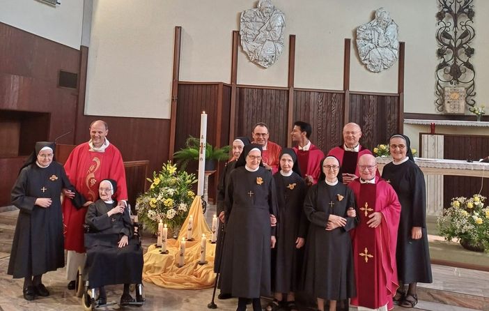 Le suore di Santa Croce del Rosetum di Besozzo che hanno festeggiato l'anniversario