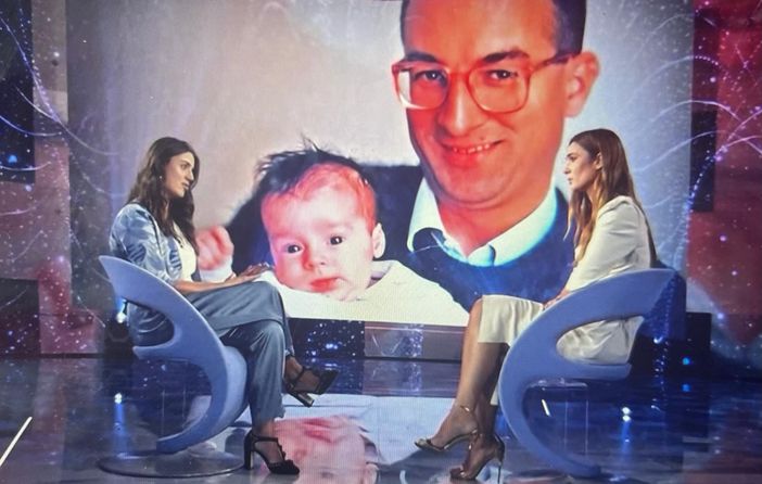 Lavinia Limido con Silvia Toffanin a Verissimo: sullo sfondo una foto del padre da giovane mentre la tiene in braccio