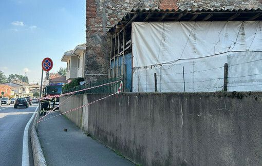 Il muro dell'immobile a rischio crollo a Somma Lombardo