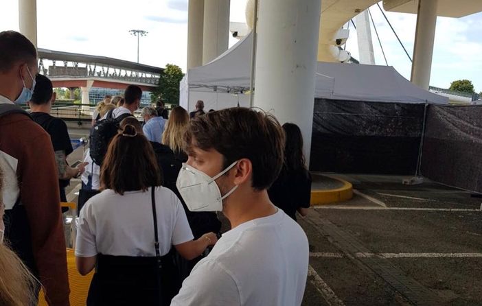 Lorenzo, tampone negativo dopo 5 giorni di attesa. Ats: «Possibili rallentamenti fino a 96 ore per l'elevato numero di esami richiesti da chi rientra dai Paesi a rischio»