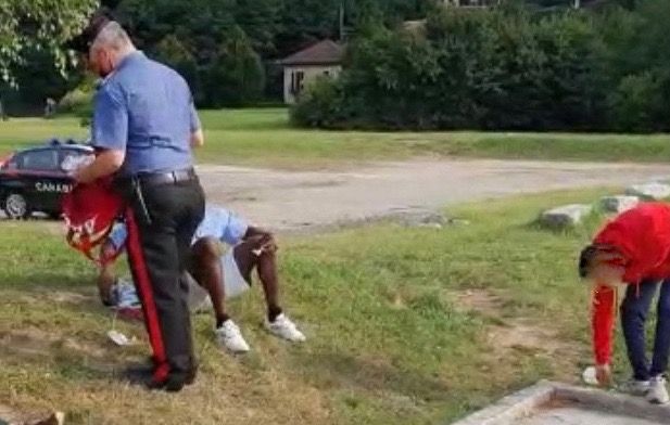 Laveno, ancora bivacchi al Gaggetto: arrivano i carabinieri e fanno ripulire il parco dai rifiuti