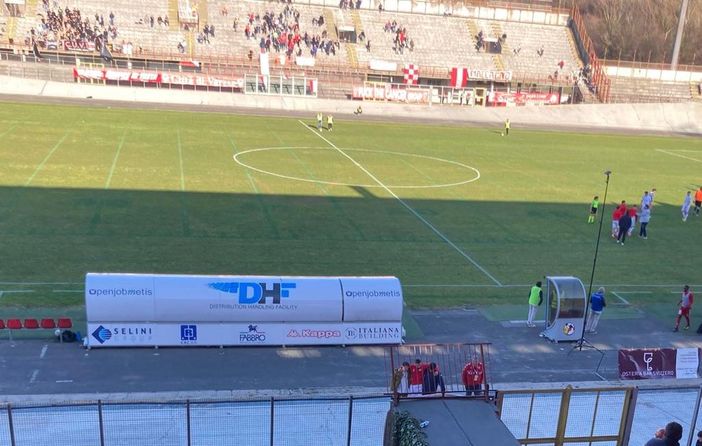 Gazo portato fuori a braccia