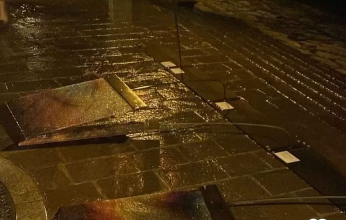 L'installazione di Alessandro Puccia danneggiata e gettata a terra a Sesto Calend e