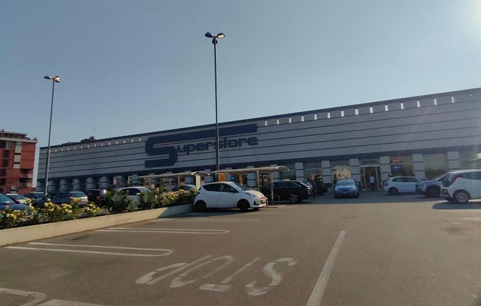 Sesto Calende, distrugge una vetrinetta dell'Esselunga e ruba alcuni cellulari Sesto Calende, distrugge una vetrinetta dell'Esselunga e ruba alcuni cellulari