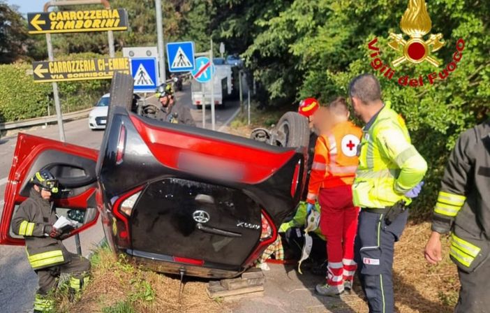 L'auto ribaltata in via Guido d'Arezzo a Varese