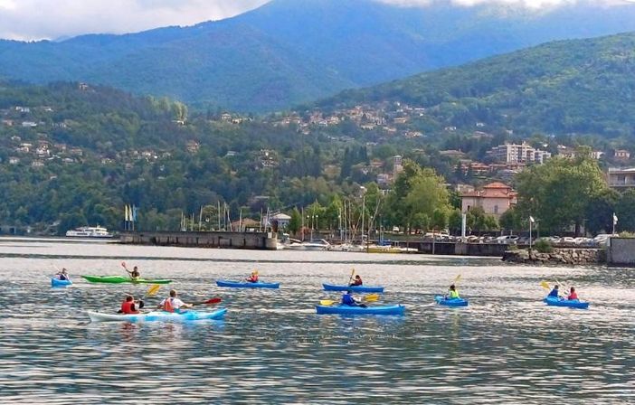 Ambiente e sport sul lago Maggiore: gli alunni di Luino in kayak per l'ambiente con il progetto Ri-Pagaia
