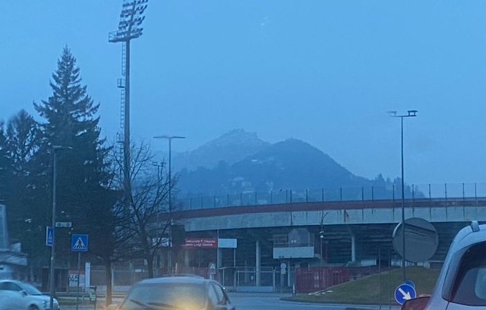 Un leggero manto bianco lassù al Sacro Monte oggi al risveglio Un leggero manto bianco lassù al Sacro Monte oggi al risveglio