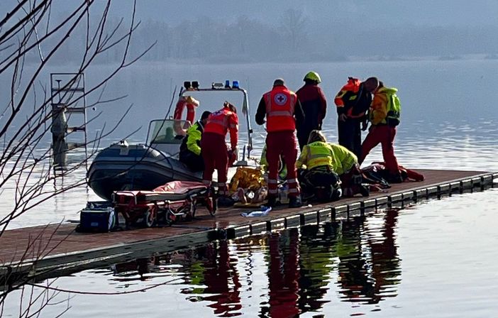 I soccorsi in azione alla Canottieri Varese per soccorrere la persona precipitata nel lago con un aliante