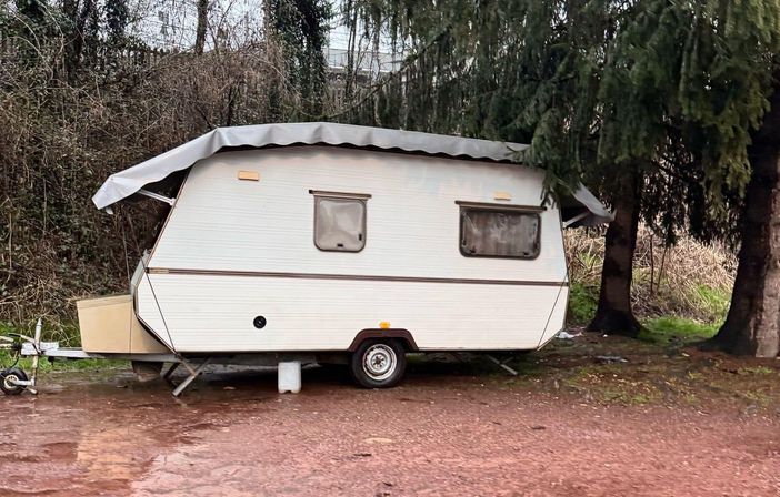 La roulotte rimossa dal parcheggio Metropolis di Sesto Calende (foto dalla pagina Facebook della Lega) La roulotte rimossa dal parcheggio Metropolis di Sesto Calende (foto dalla pagina Facebook della Lega)