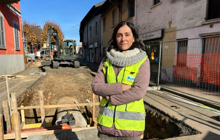 Sara Bordonaro di Alfa davanti al cantiere sulla statale a Cavaria con Premezzo