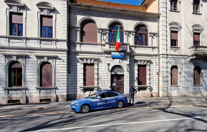 Viola il divieto di avvicinamento e chiede alla moglie un rapporto sessuale e al suo rifiuto l'aggredisce: pregiudicato 45enne arrestato Viola il divieto di avvicinamento e chiede alla moglie un rapporto sessuale e al suo rifiuto l'aggredisce: pregiudicato 45enne arrestato