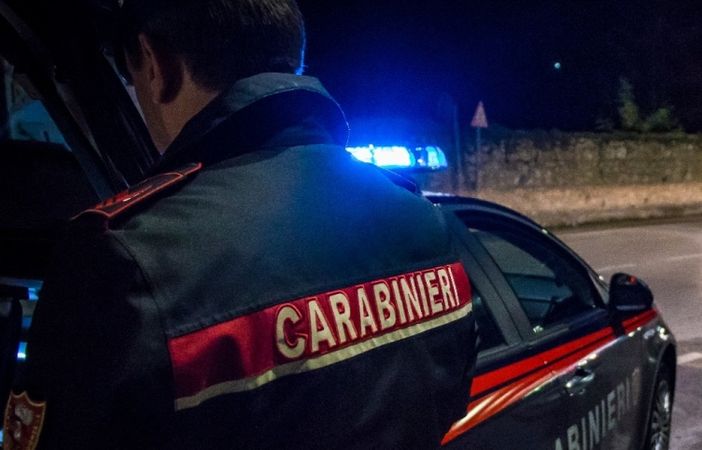 Spari nella notte nei boschi di Sesto Calende, due giovani feriti da colpi d'arma da fuoco