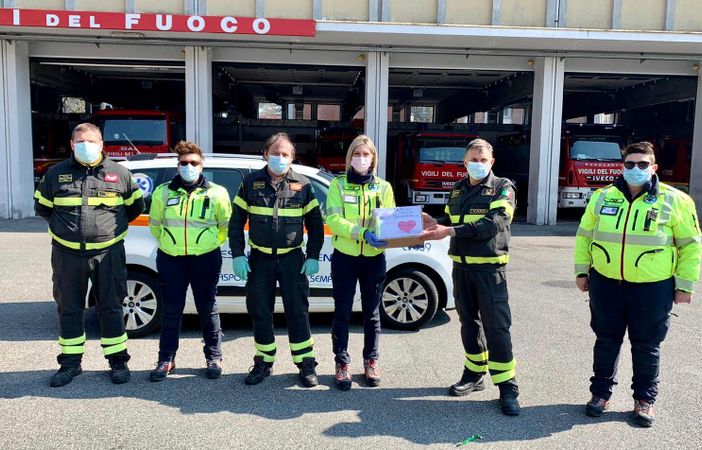 "Quelli della mascherina" lasciano il segno, e il cuore, ai Vigili del Fuoco e alla Croce Rossa di Varese