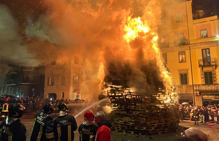 Le immagini del Falò di Sant'Antonio questa sera in piazza della Motta a Varese