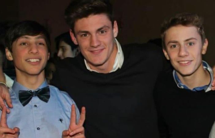 Una foto, un po' datata, di una grande amicizia: Nicolò Martinenghi (a destra) insieme al fratello Jacopo (al centro) e a Pietro Borghi