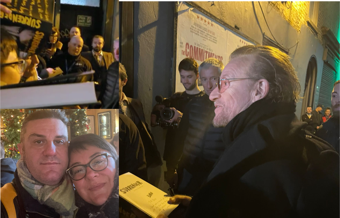 Bono oggi mentre incontra la folla di fans, tra cui i Pisani, raggianti