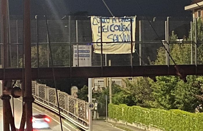 Striscione pro Salvini ai Cinque Ponti di Busto: «L’unico a difesa dei confini» Striscione pro Salvini ai Cinque Ponti di Busto: «L’unico a difesa dei confini»