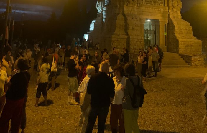 Cittadini in piazza al Faro di Besozzo per dire no alla strage di civili a Gaza Cittadini in piazza al Faro di Besozzo per dire no alla strage di civili a Gaza
