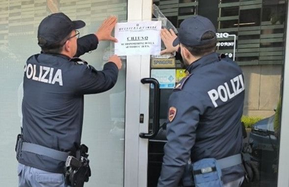 Spari in un bar del centro di Varese, un ferito: arrestato un uomo di 44 anni. Locale chiuso per un mese