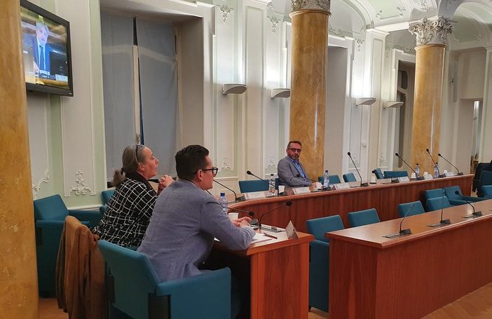 Barcaro tra i banchi lasciati vuoti dai consiglieri del centrodestra, che si sono spostati in corridoio (sotto) Barcaro tra i banchi lasciati vuoti dai consiglieri del centrodestra, che si sono spostati in corridoio (sotto)