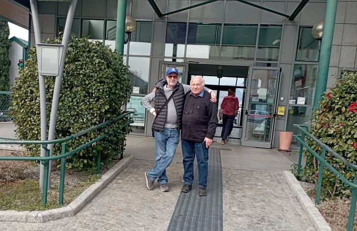 Da sinistra il presidente della Pro Loco Laveno Marino Marella e Claudio Perozzo davanti all'imbarcadero Da sinistra il presidente della Pro Loco Laveno Marino Marella e Claudio Perozzo davanti all'imbarcadero