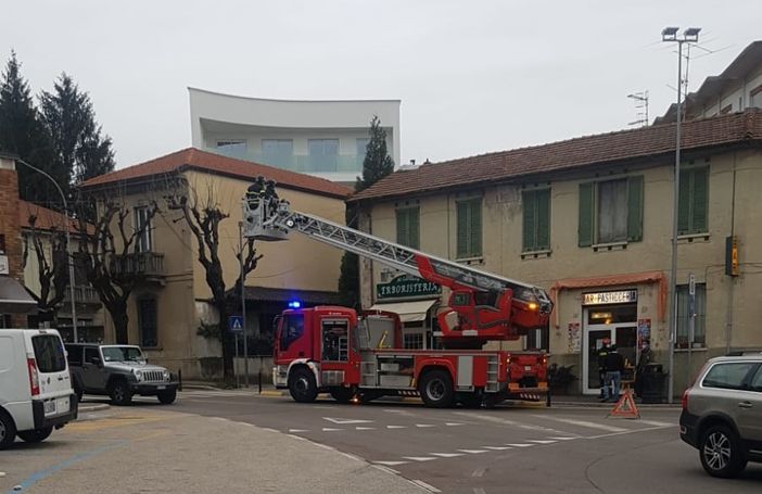 Comignolo pericolante in via XXV Aprile, vigili del fuoco in azione Comignolo pericolante in via XXV Aprile, vigili del fuoco in azione