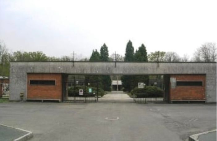 Un gallo sgozzato fuori dal cimitero. Inquietante ritrovamento a Ceriano Laghetto Un gallo sgozzato fuori dal cimitero. Inquietante ritrovamento a Ceriano Laghetto