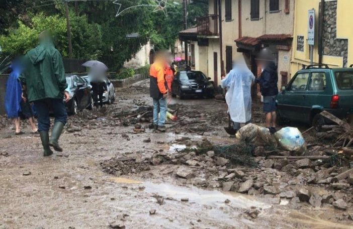 In alto: la situazione a Cittiglio (foto di Simone Manenti via NaturalMeteo). In basso: le immagini dei danni (foto NaturalMeteo, Sei di Cittiglio se e vigili del fuoco Varese) In alto: la situazione a Cittiglio (foto di Simone Manenti via NaturalMeteo). In basso: le immagini dei danni (foto NaturalMeteo, Sei di Cittiglio se e vigili del fuoco Varese)