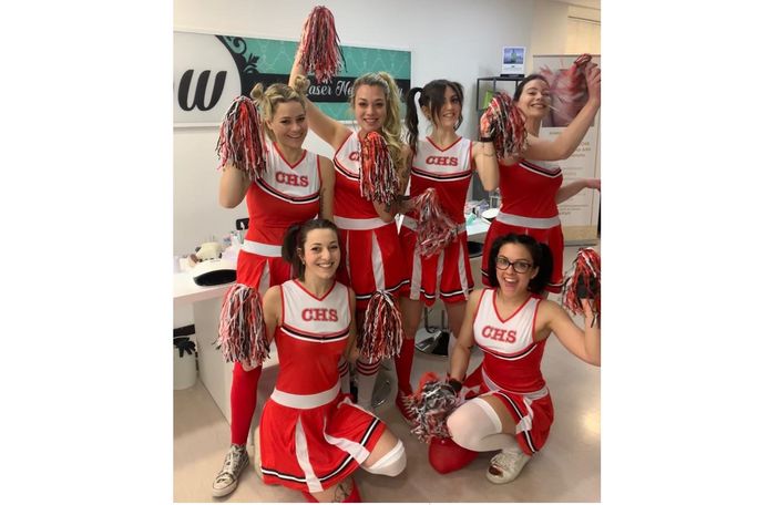 LA VITA CONTINUA. Niente Carnevale per il Coronavirus? Le ragazze di Wow accolgono i clienti in maschera