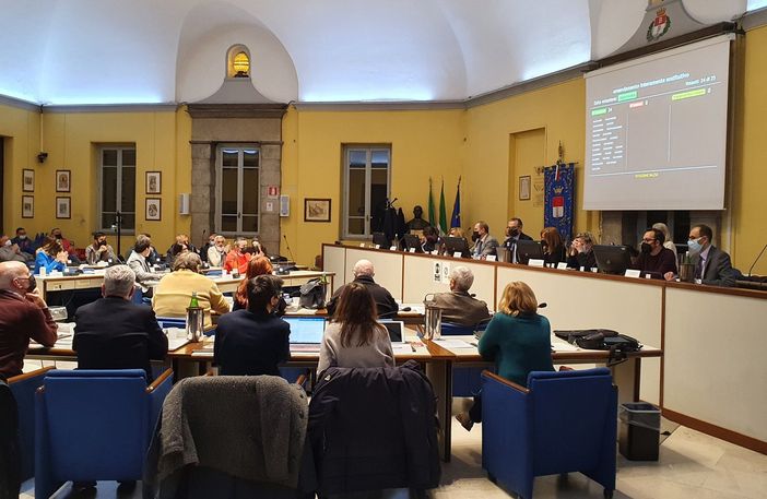 Discussione lunga e complessa. Ma alla fine il Consiglio di Busto condanna all’unanimità l’aggressione russa