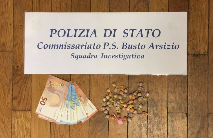 Cocaina nascosta tra i cespugli: la polizia di Busto arresta un pusher