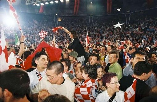 Sono le 22.30 circa dell'11 maggio 1999: Varese è campione d'Italia e la sua gente esplode di gioia, invadendo il campo prima di invadere una città intera Sono le 22.30 circa dell'11 maggio 1999: Varese è campione d'Italia e la sua gente esplode di gioia, invadendo il campo prima di invadere una città intera