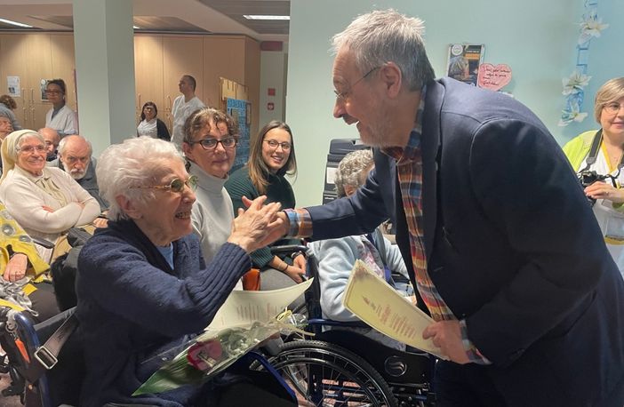 L'assessore Roberto Molinari con una delle signore festeggiate alla RSA Maria Immacolata