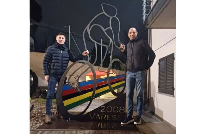 Mirko Pinton, proprietario di Casa Charlie, con Alessandro Ballan e la statua donata Mirko Pinton, proprietario di Casa Charlie, con Alessandro Ballan e la statua donata