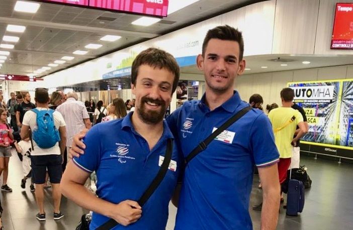 Gabriele Alzati (a destra) con la divisa azzurra a Newcastle con il compagno di squadra Michele Quarantino