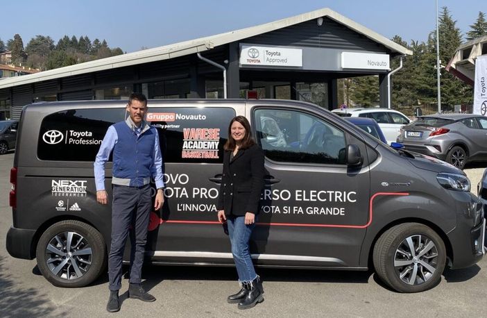 Nella concessionaria di fronte all'Enerxenia Arena del Gruppo Novauto, mobility partner del torneo, spazio ai videogiochi con NBA2k22