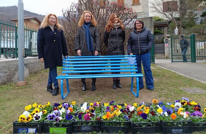 L'inaugurazione della panchina azzurra a Cuvio