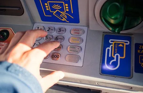 Problemi con bancomat e carte: «Servizi in parte riattivati, ma permangono malfunzionamenti» Problemi con bancomat e carte: «Servizi in parte riattivati, ma permangono malfunzionamenti»