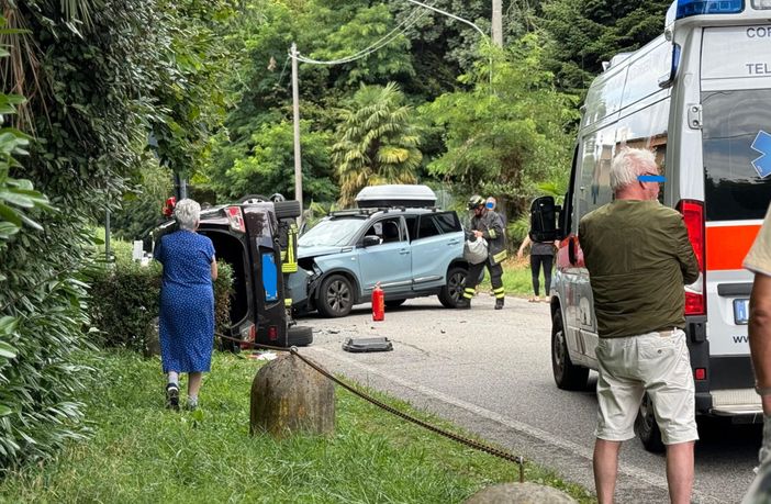 Schianto tra due auto sulla provinciale tra Laveno e Leggiuno. Una macchina ribaltata e due feriti Schianto tra due auto sulla provinciale tra Laveno e Leggiuno. Una macchina ribaltata e due feriti
