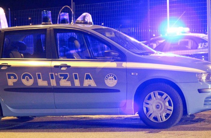 Rissa a colpi di pugni e lanci di bottiglie: tre giovani denunciati dalla polizia