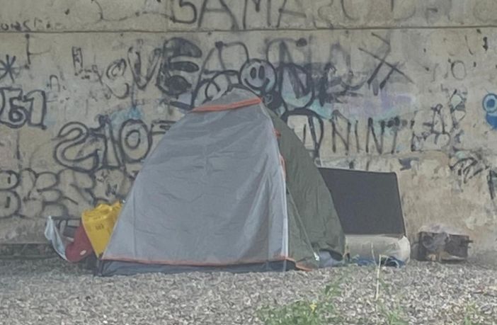 La tenda piazzata a Induno Olona, sotto il ponte della tangenziale