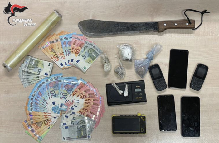 Cocaina, eroina, machete e "regalini": nei boschi della Valcuvia lo spaccio continua. Tre uomini arrestati dai carabinieri a Casalzuigno Cocaina, eroina, machete e "regalini": nei boschi della Valcuvia lo spaccio continua. Tre uomini arrestati dai carabinieri a Casalzuigno