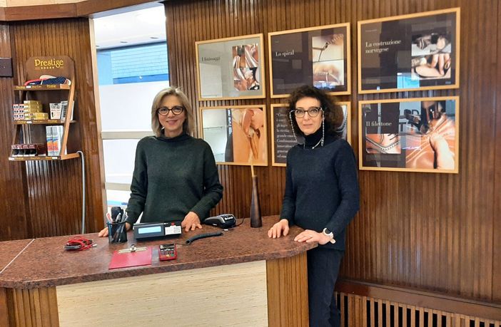 Paola Molinari e Maria Grazia Boschini nello storico negozio all'angolo tra via Avegno e piazza Repubblica Paola Molinari e Maria Grazia Boschini nello storico negozio all'angolo tra via Avegno e piazza Repubblica