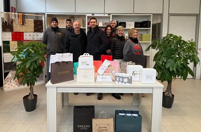 La grande "famiglia" della Cartaria Varesina. Da sinistra: Stefano Guzzetti, Andrea Pinna, Roberto Salice, Francesco Salice, Michela Savino, Simone Pisciotta, Sara Cortese, Giovanna Fortunato