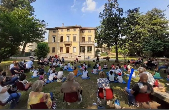 Una biblioteca ambulante che va nelle scuole, aperta ad accogliere bimbi e ragazzi Una biblioteca ambulante che va nelle scuole, aperta ad accogliere bimbi e ragazzi