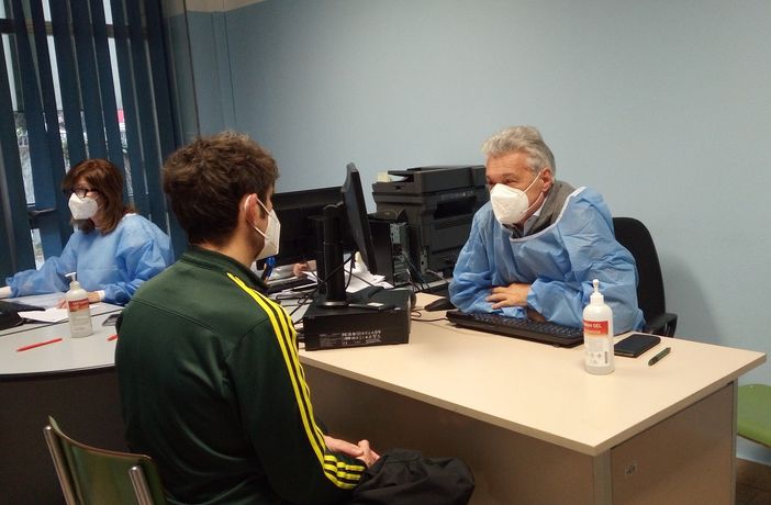 Il dottor Emilio Lualdi e nelle altre foto gli altri dottori impegnati nella vaccinazione con l'Asst