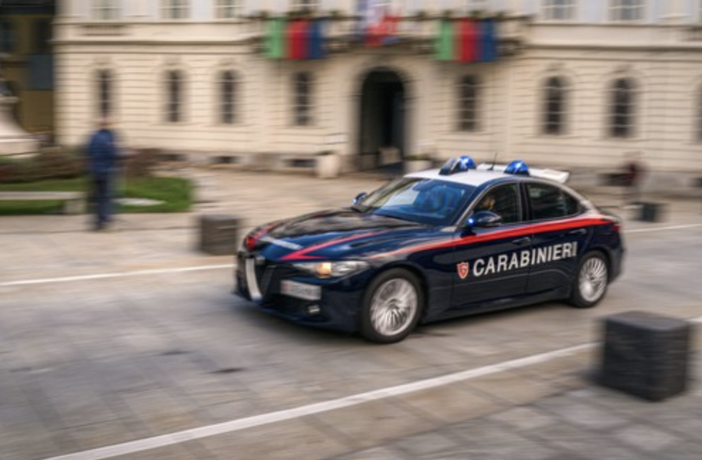 Infastidito per aver dovuto spostare l'auto, aggredisce il proprietario di casa e gli rompe un dito: denunciato