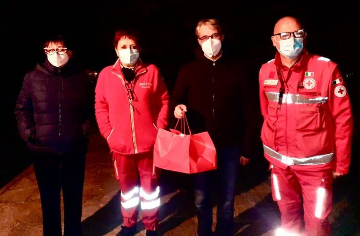 Galimberti riceve la spesa d'autunno il cui ricavato va in beneficenza ai volontari della Croce Rossa varesina